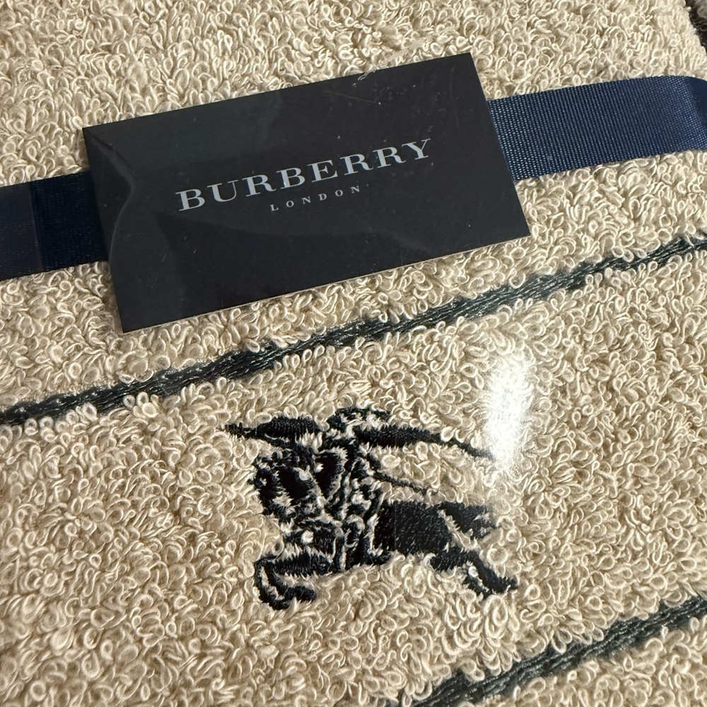 NEW Burberry Beige and Black Hand and Face Towel. - Picture 4 of 4